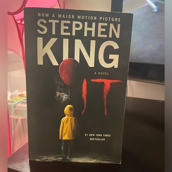 IT Stephen King Paperback Book 2017 Movie Cover Horror Reading Pennywise Clown - Picture 2 of 5